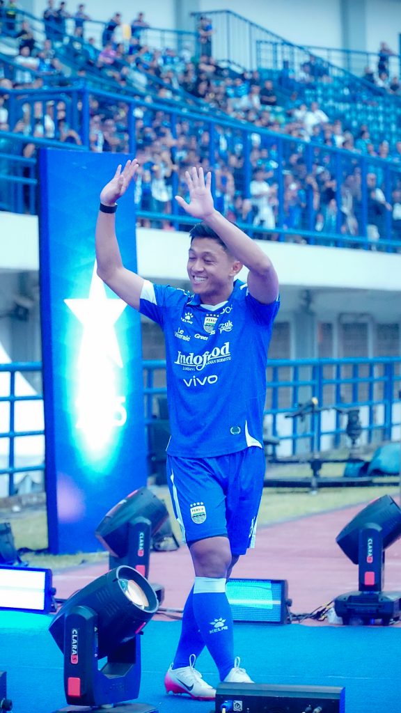 Pemain yang kerap disama rx bow telah resmi diloan persib bandung,faktor menit bermain menjadi alesan febri hariyadi dipinjam kan ke club lain sesama konstestan liga 1
Sepanjang musim 2025/2026, Febri Hariyadi mencatatkan delapan penampilan denagn 136 menit bermain,
ungkapan febri hariyadi ketika di wawancara sebenarnya ingin terus dipersib,tapi karena menit bermain febri siap tampil maximal untuk bisa kembali ke persib